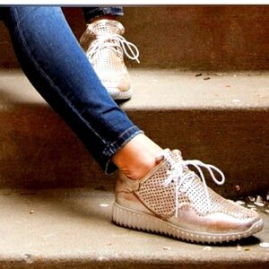 Diba True Poker Hand Metallic Pale Rose Gold Leather Sneakers Size 7
